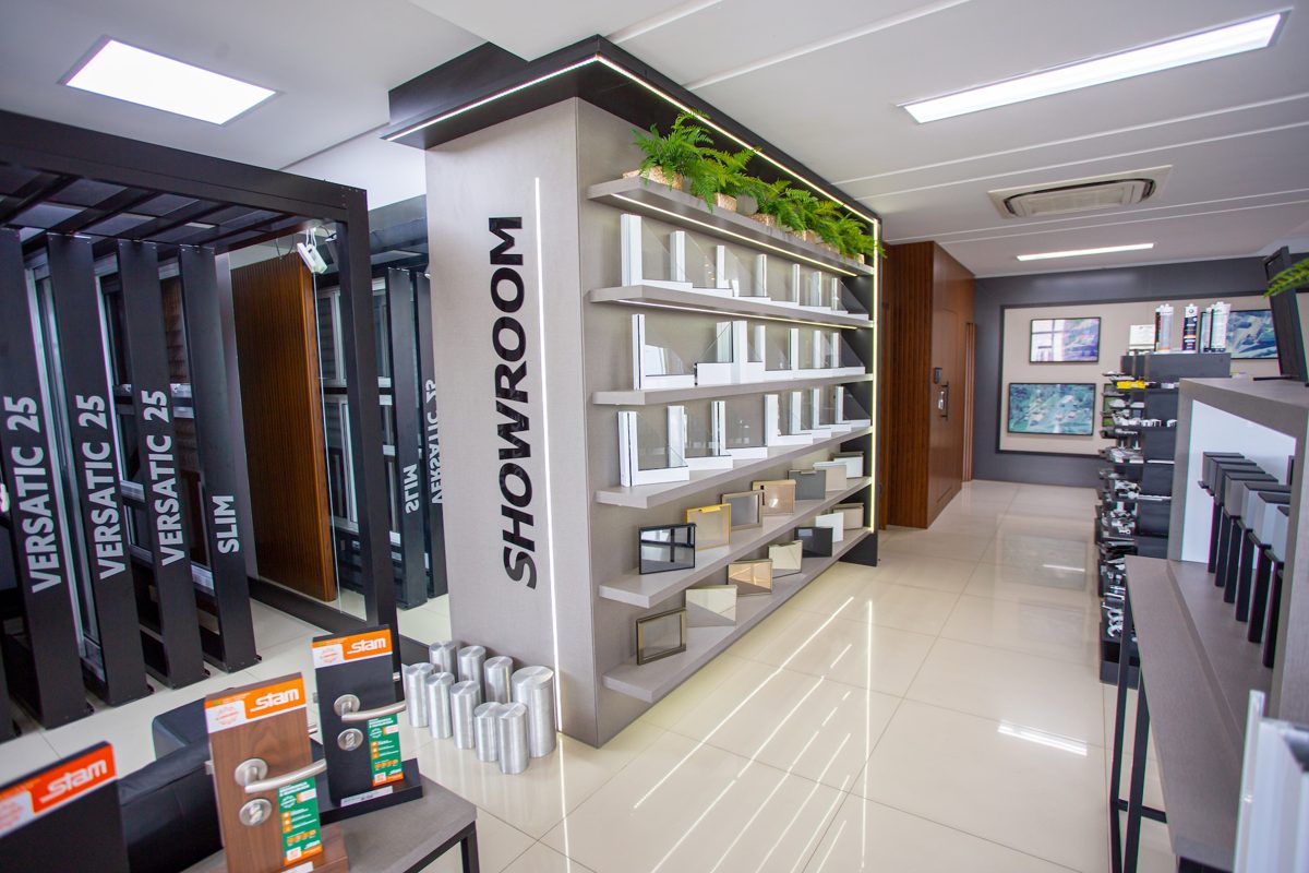 Showroom com amostras de esquadrias